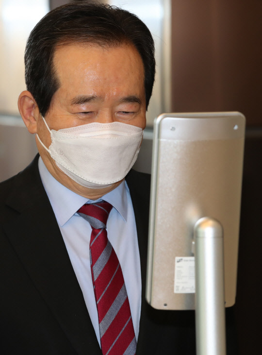 정세균 국무총리가 17일 서울 강서구 마곡 LG사이언스파크를 방문해 체온을 체크하고 있다. 연합뉴스